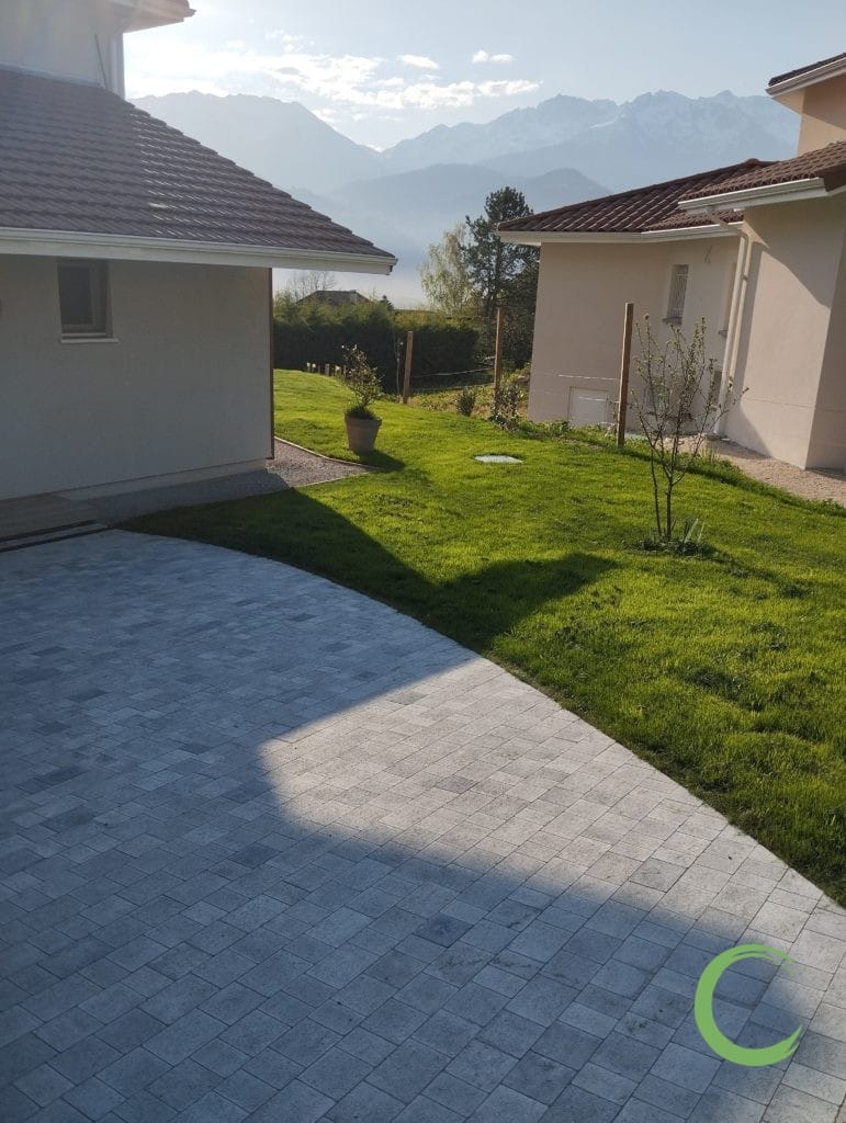 Pavage drainant / modelage du terrain / Engazonnement_Bernin (38)